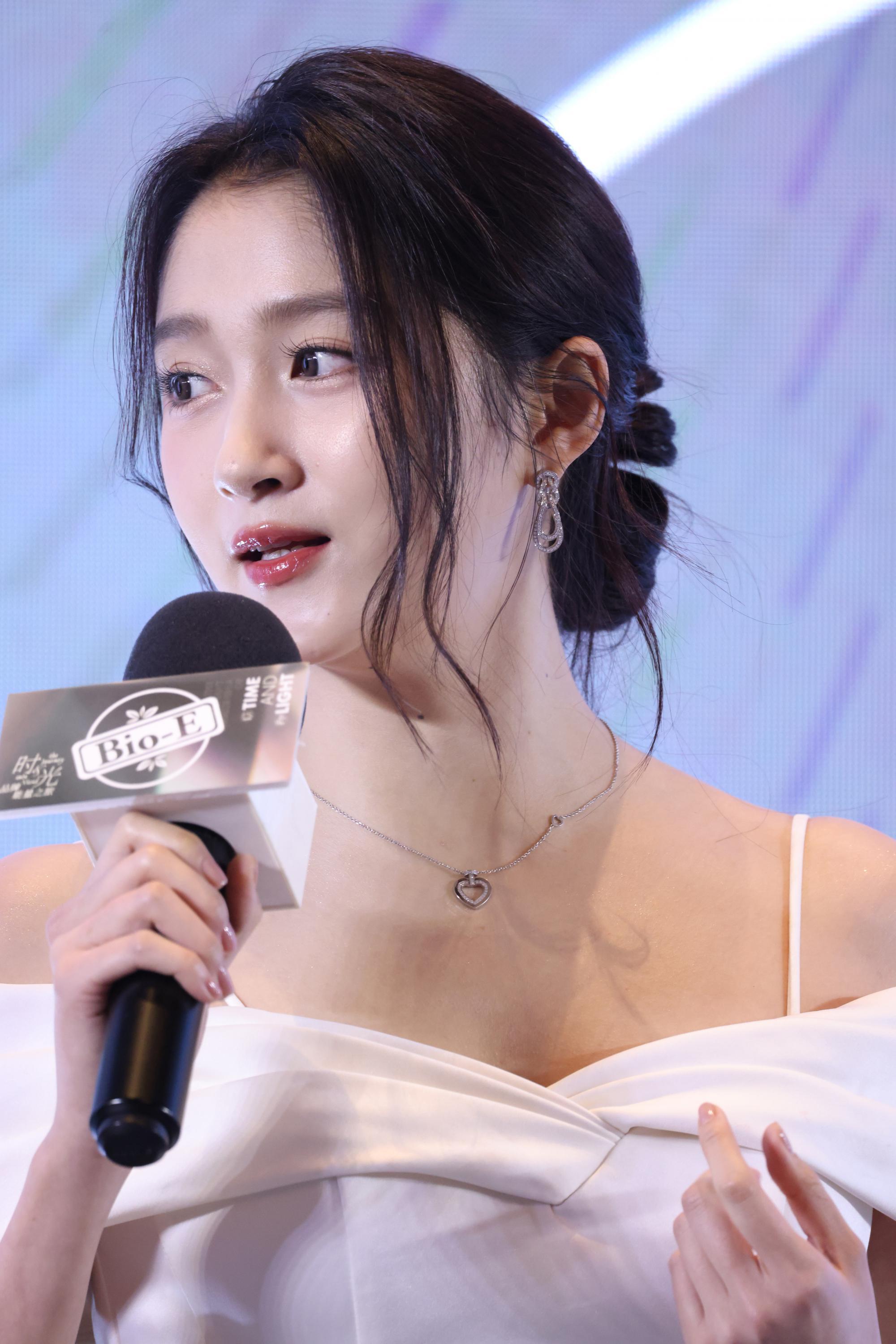 关晓彤拿话筒回答问题现场生图照[4]